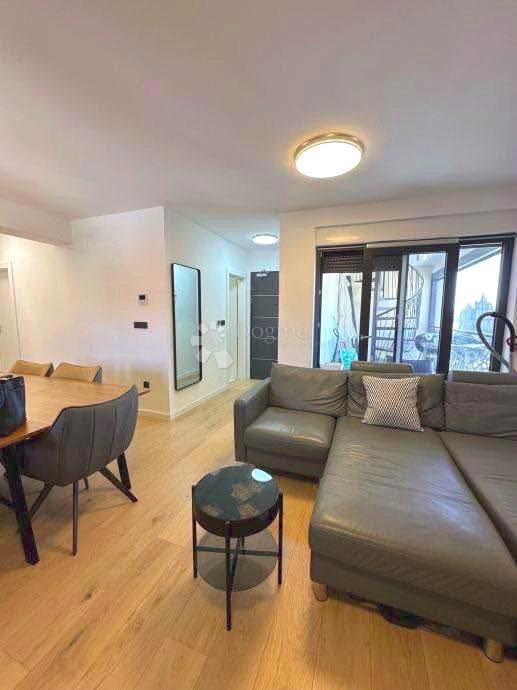 Luksuzni penthouse – strešna terasa in pogled na morje