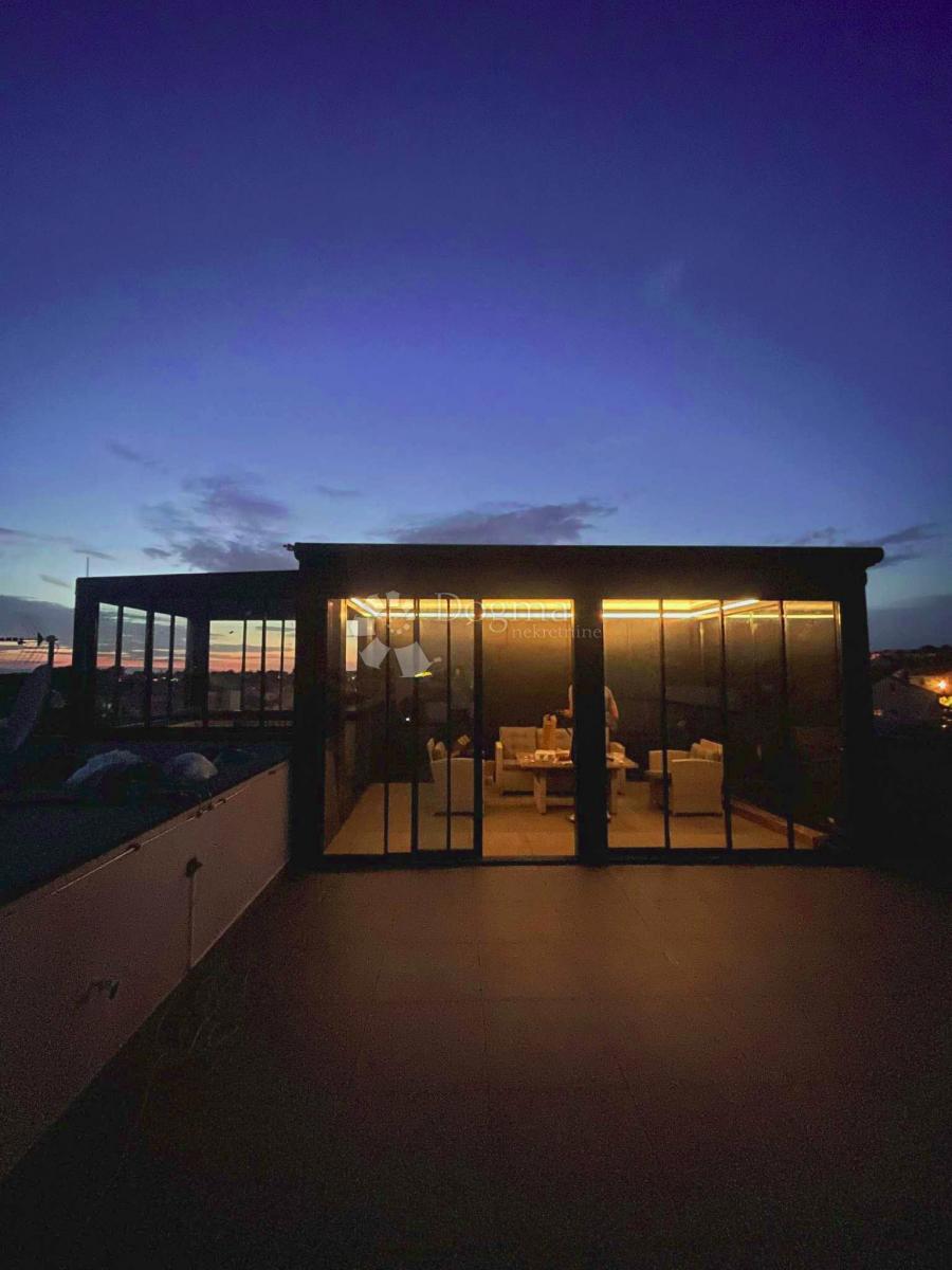 Luksuzni penthouse – strešna terasa in pogled na morje