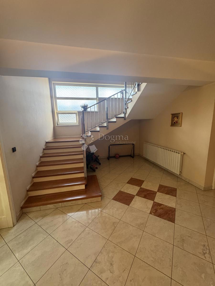 Hiša Sopnica, Sesvete, 425,99m2