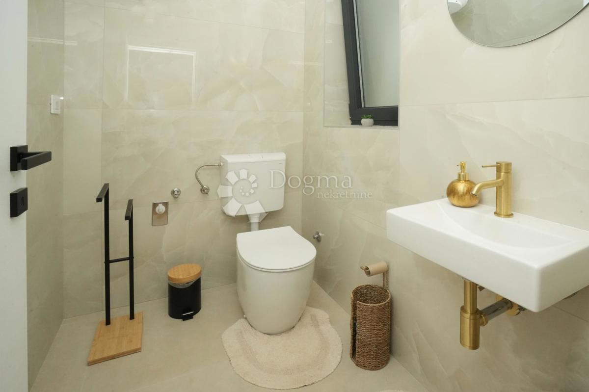 Moderna enonadstropna hiša z bazenom in popolno zasebnostjo Novogradnja, takoj vseljiva