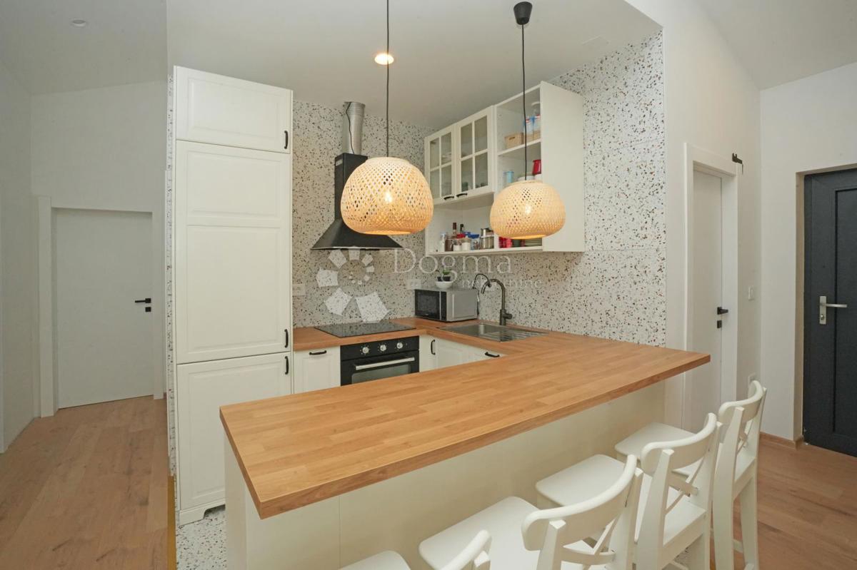 Moderna enonadstropna hiša z bazenom in popolno zasebnostjo Novogradnja, takoj vseljiva