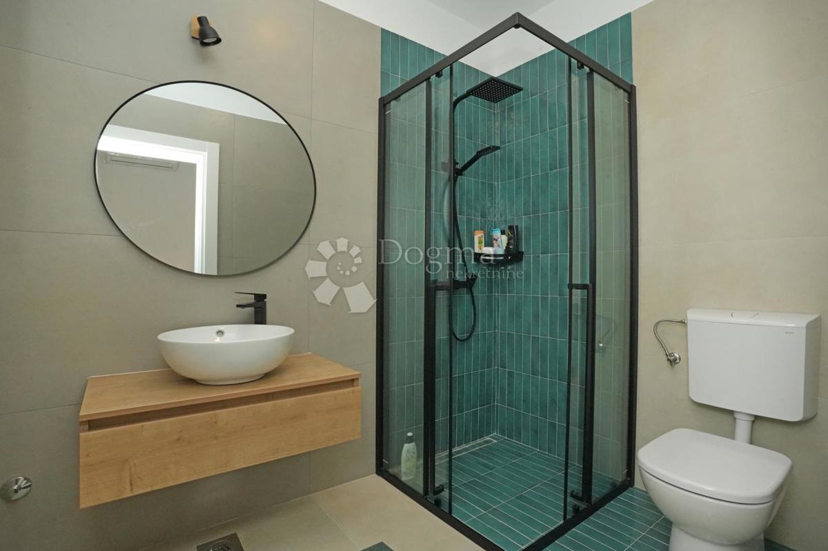 Moderna enonadstropna hiša z bazenom in popolno zasebnostjo Novogradnja, takoj vseljiva