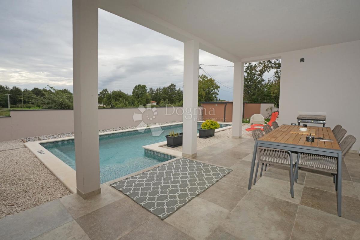 Moderna enonadstropna hiša z bazenom in popolno zasebnostjo Novogradnja, takoj vseljiva