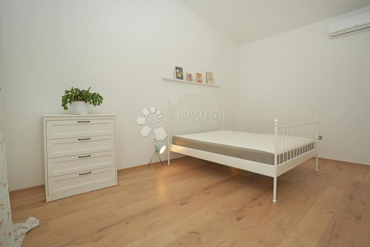 Moderna enonadstropna hiša z bazenom in popolno zasebnostjo Novogradnja, takoj vseljiva