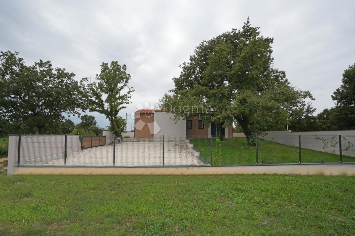 Moderna enonadstropna hiša z bazenom in popolno zasebnostjo Novogradnja, takoj vseljiva