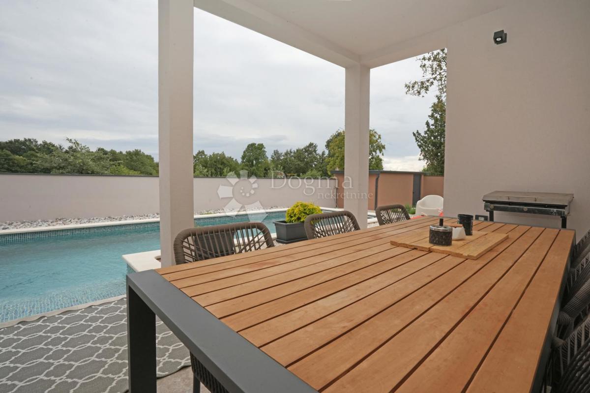 Moderna enonadstropna hiša z bazenom in popolno zasebnostjo Novogradnja, takoj vseljiva