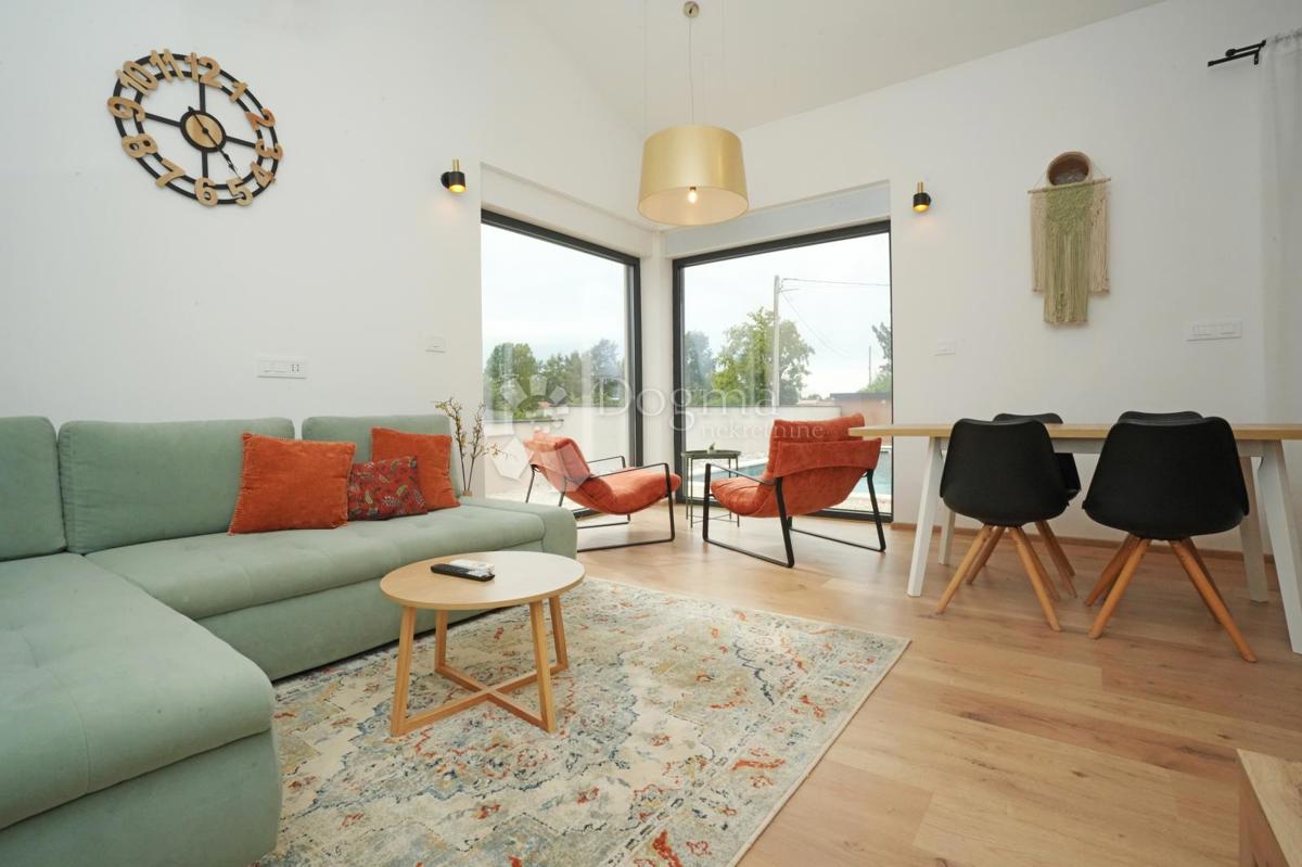 Moderna enonadstropna hiša z bazenom in popolno zasebnostjo Novogradnja, takoj vseljiva