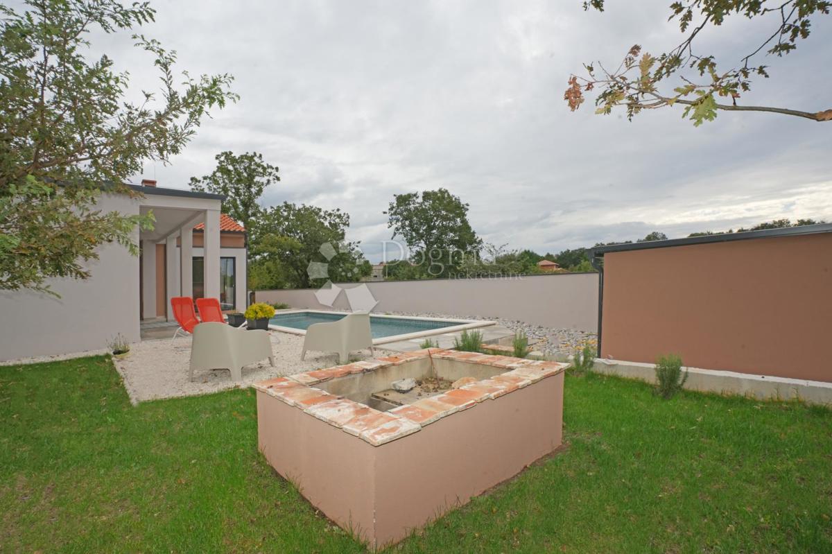 Moderna enonadstropna hiša z bazenom in popolno zasebnostjo Novogradnja, takoj vseljiva