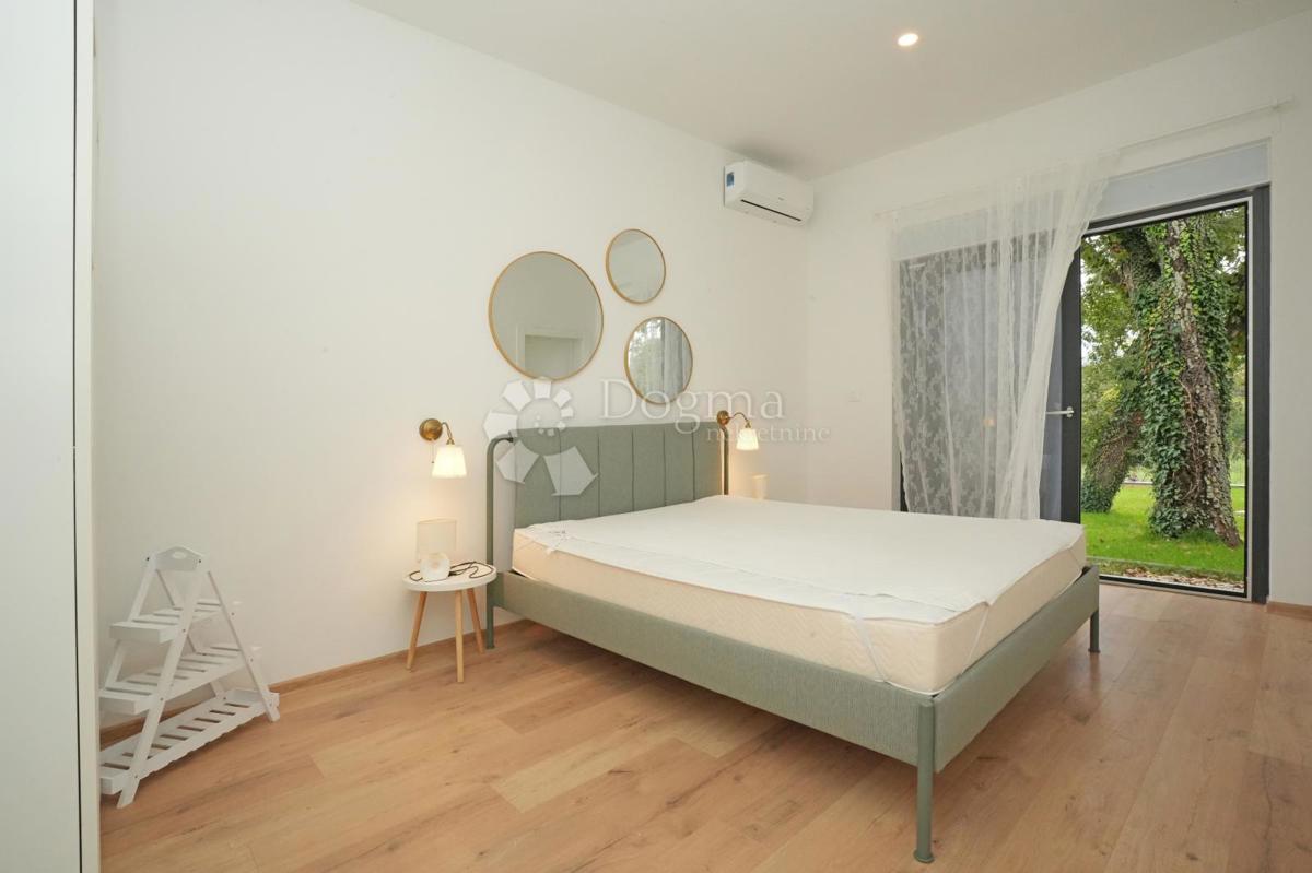 Moderna enonadstropna hiša z bazenom in popolno zasebnostjo Novogradnja, takoj vseljiva