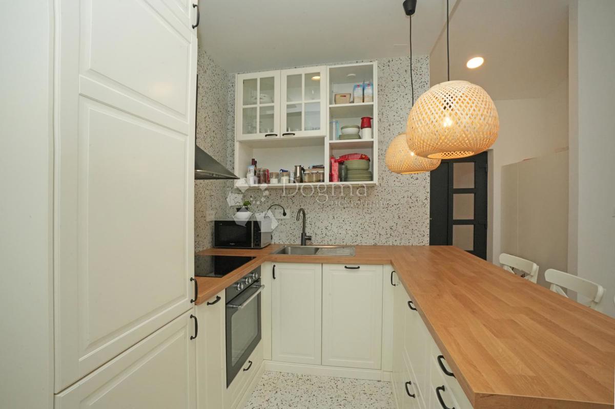 Moderna enonadstropna hiša z bazenom in popolno zasebnostjo Novogradnja, takoj vseljiva