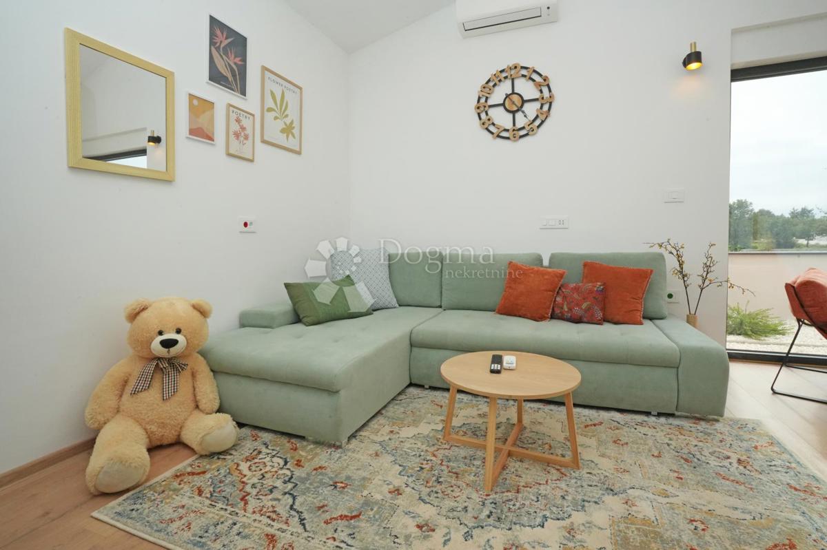 Moderna enonadstropna hiša z bazenom in popolno zasebnostjo Novogradnja, takoj vseljiva