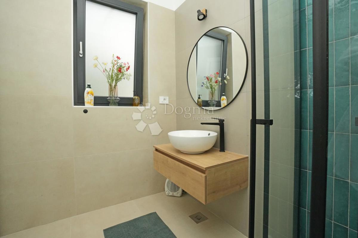 Moderna enonadstropna hiša z bazenom in popolno zasebnostjo Novogradnja, takoj vseljiva