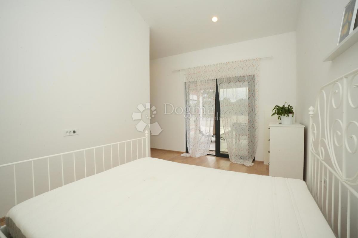 Moderna enonadstropna hiša z bazenom in popolno zasebnostjo Novogradnja, takoj vseljiva