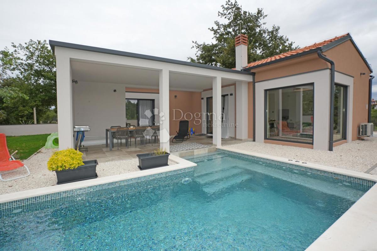 Moderna enonadstropna hiša z bazenom in popolno zasebnostjo Novogradnja, takoj vseljiva