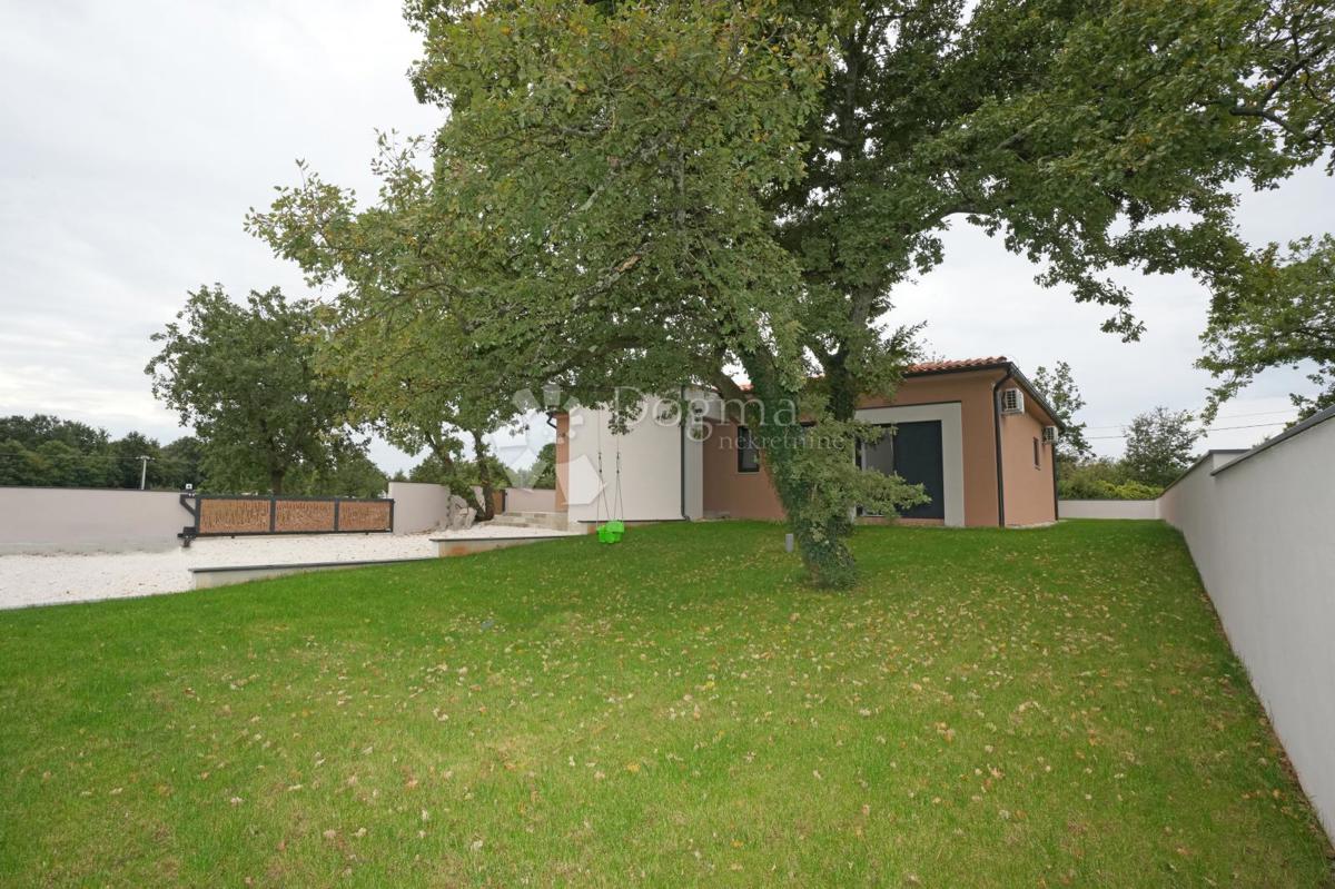 Moderna enonadstropna hiša z bazenom in popolno zasebnostjo Novogradnja, takoj vseljiva