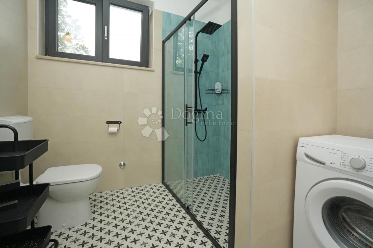 Moderna enonadstropna hiša z bazenom in popolno zasebnostjo Novogradnja, takoj vseljiva