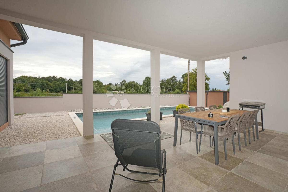 Moderna enonadstropna hiša z bazenom in popolno zasebnostjo Novogradnja, takoj vseljiva