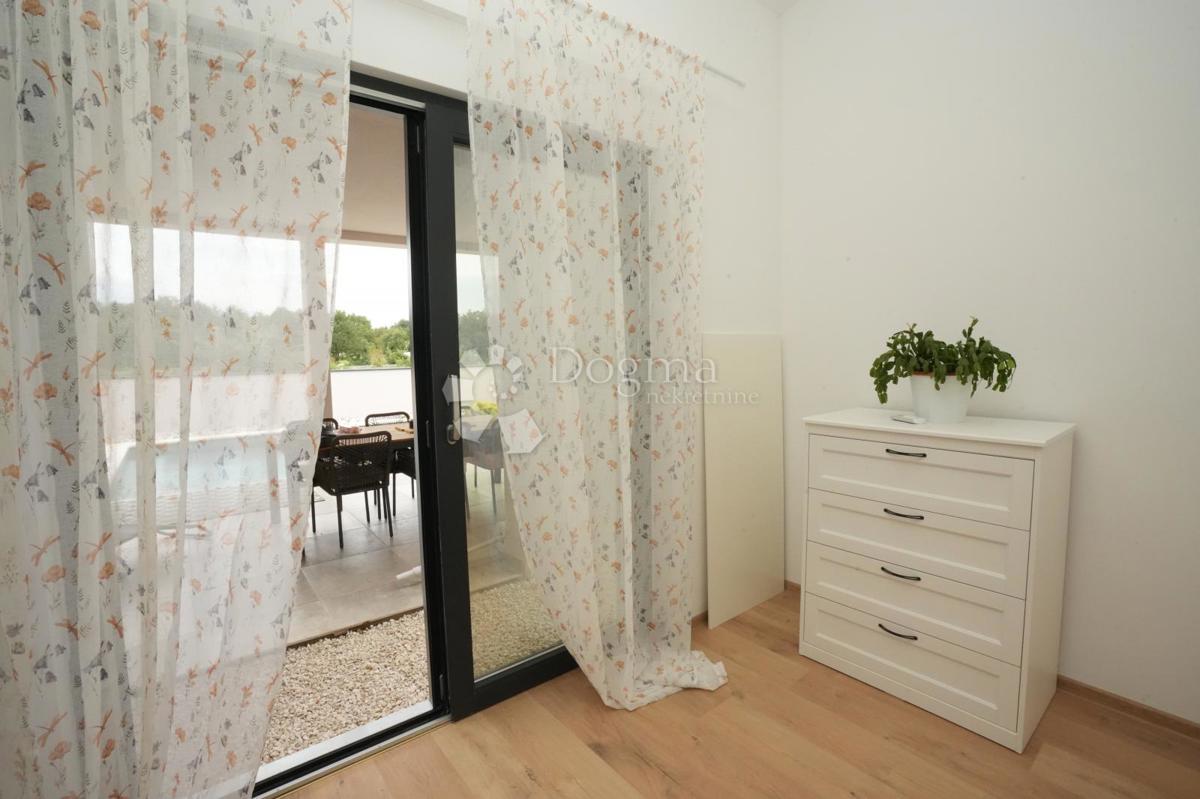 Moderna enonadstropna hiša z bazenom in popolno zasebnostjo Novogradnja, takoj vseljiva