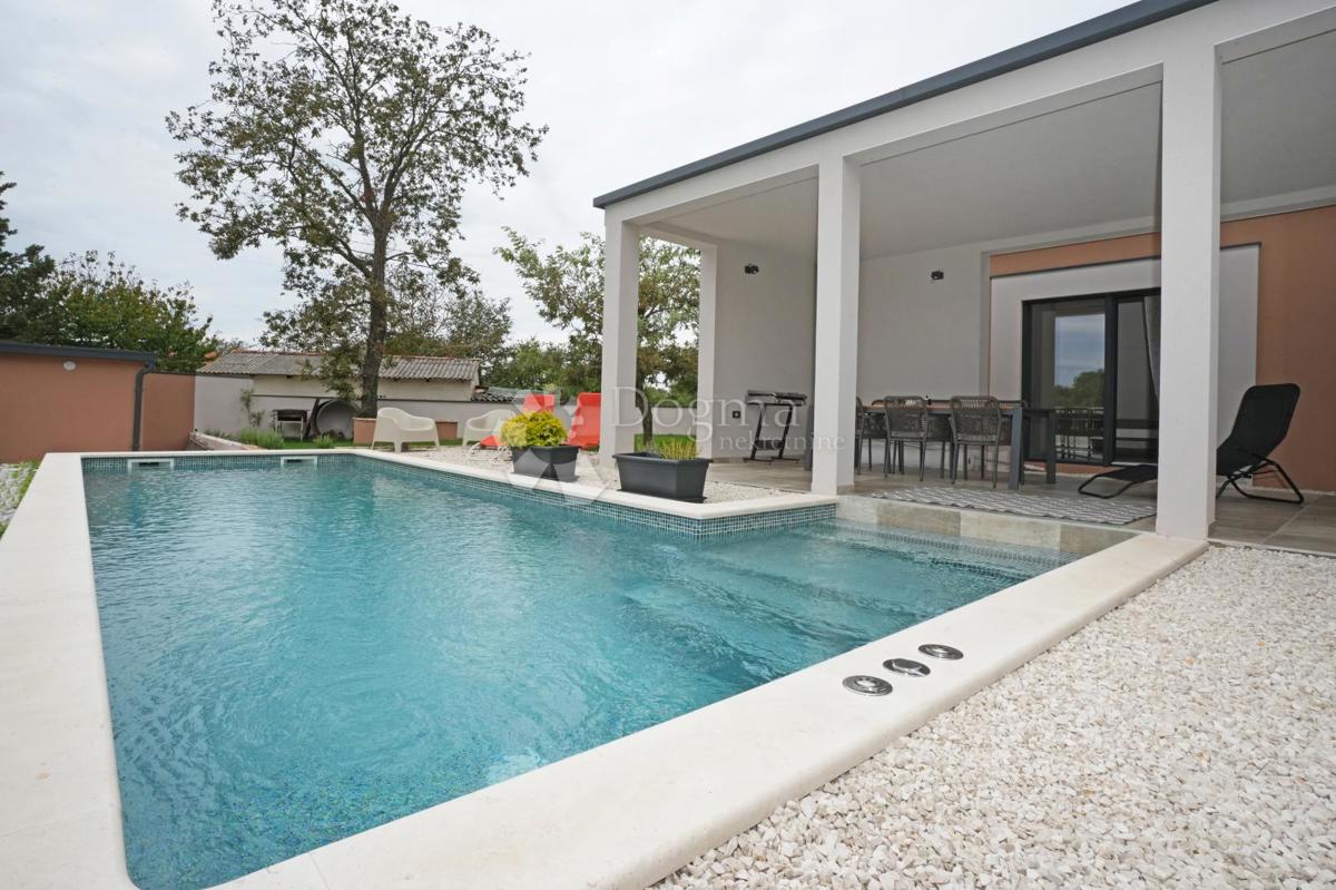 Moderna enonadstropna hiša z bazenom in popolno zasebnostjo Novogradnja, takoj vseljiva