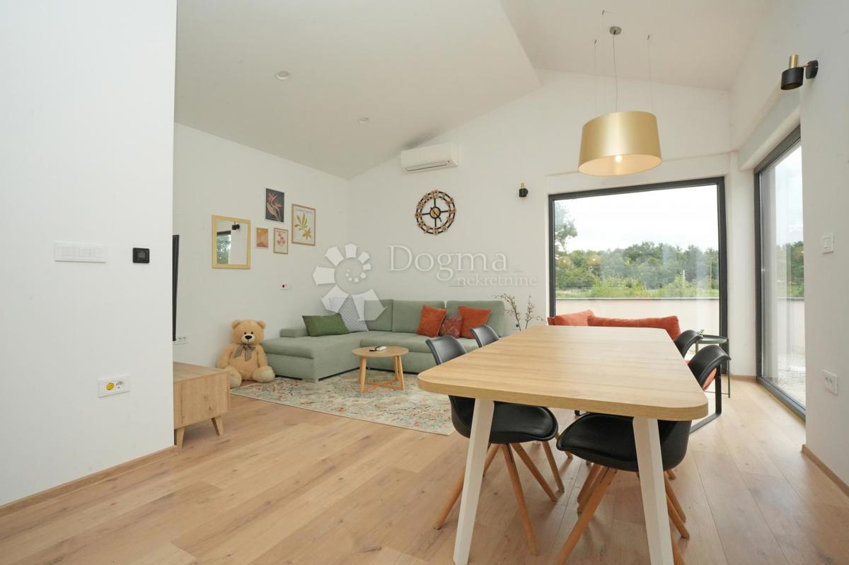 Moderna enonadstropna hiša z bazenom in popolno zasebnostjo Novogradnja, takoj vseljiva