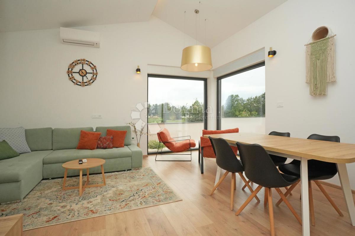 Moderna enonadstropna hiša z bazenom in popolno zasebnostjo Novogradnja, takoj vseljiva