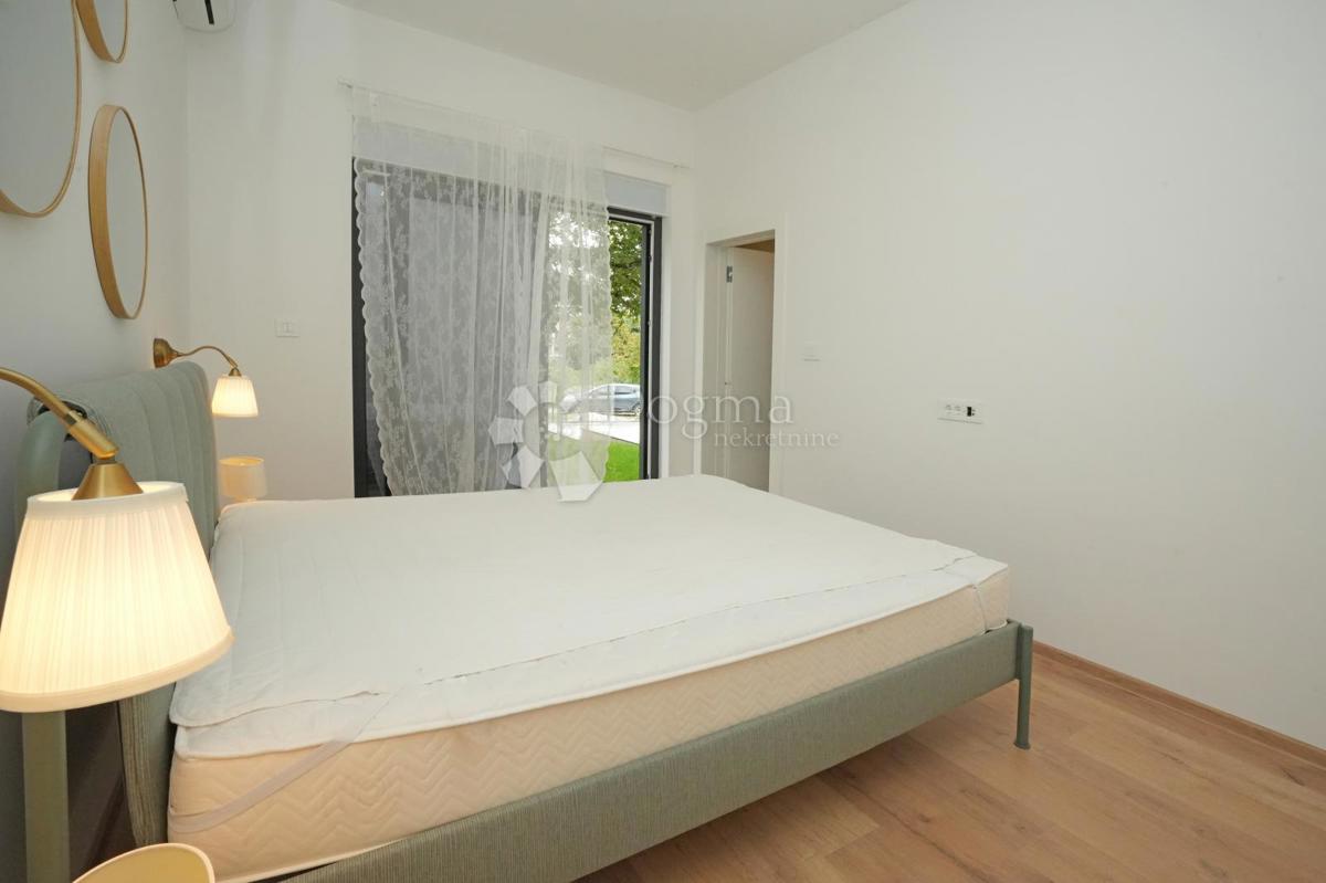 Moderna enonadstropna hiša z bazenom in popolno zasebnostjo Novogradnja, takoj vseljiva