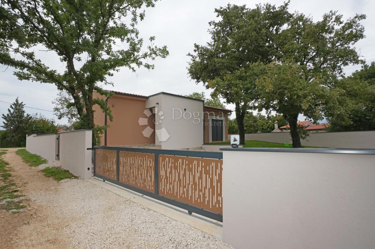 Moderna enonadstropna hiša z bazenom in popolno zasebnostjo Novogradnja, takoj vseljiva