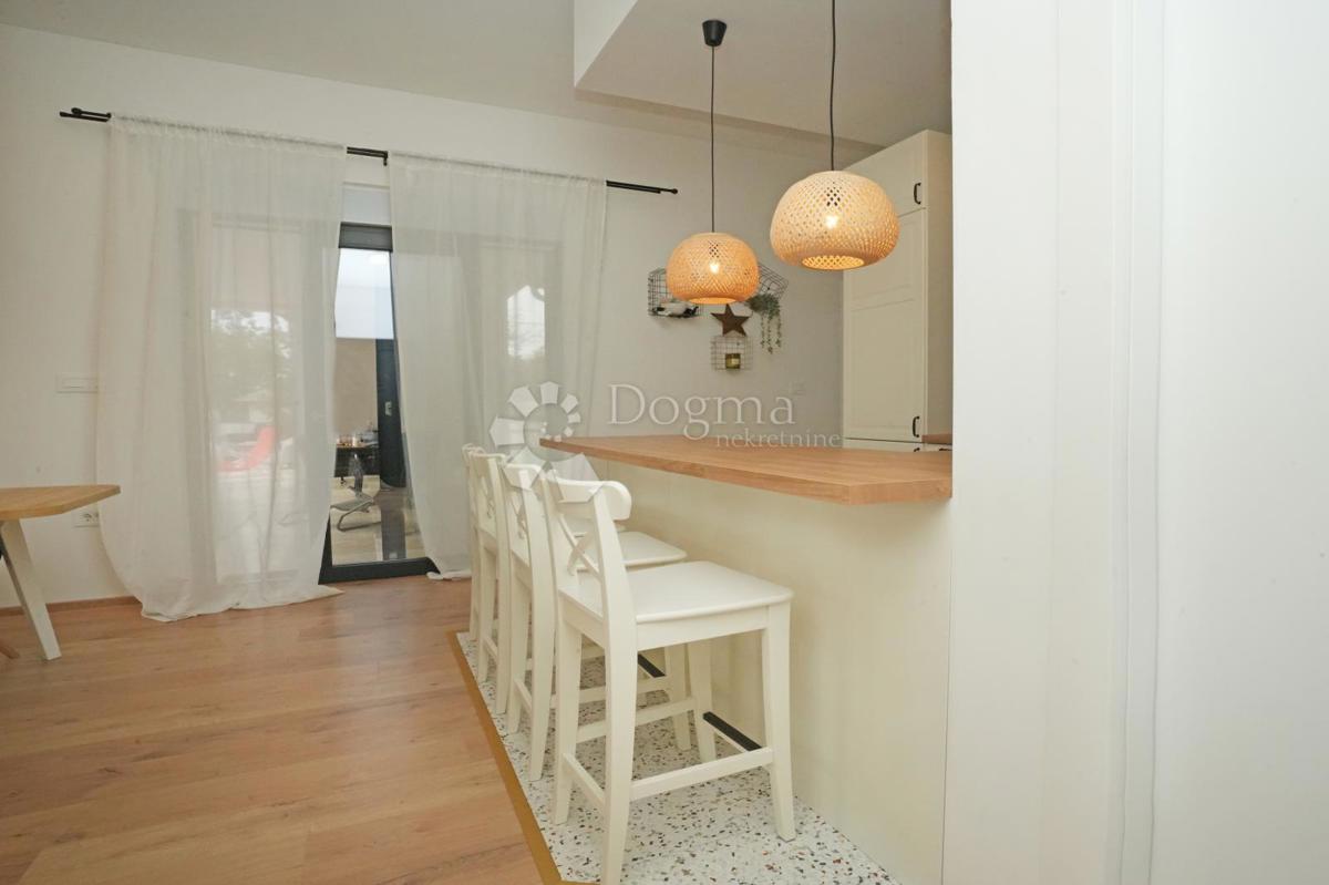 Moderna enonadstropna hiša z bazenom in popolno zasebnostjo Novogradnja, takoj vseljiva