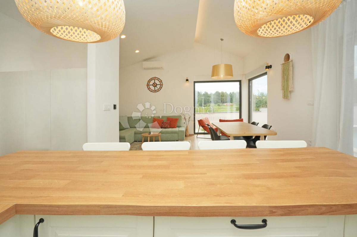 Moderna enonadstropna hiša z bazenom in popolno zasebnostjo Novogradnja, takoj vseljiva