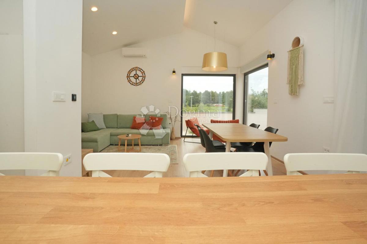 Moderna enonadstropna hiša z bazenom in popolno zasebnostjo Novogradnja, takoj vseljiva