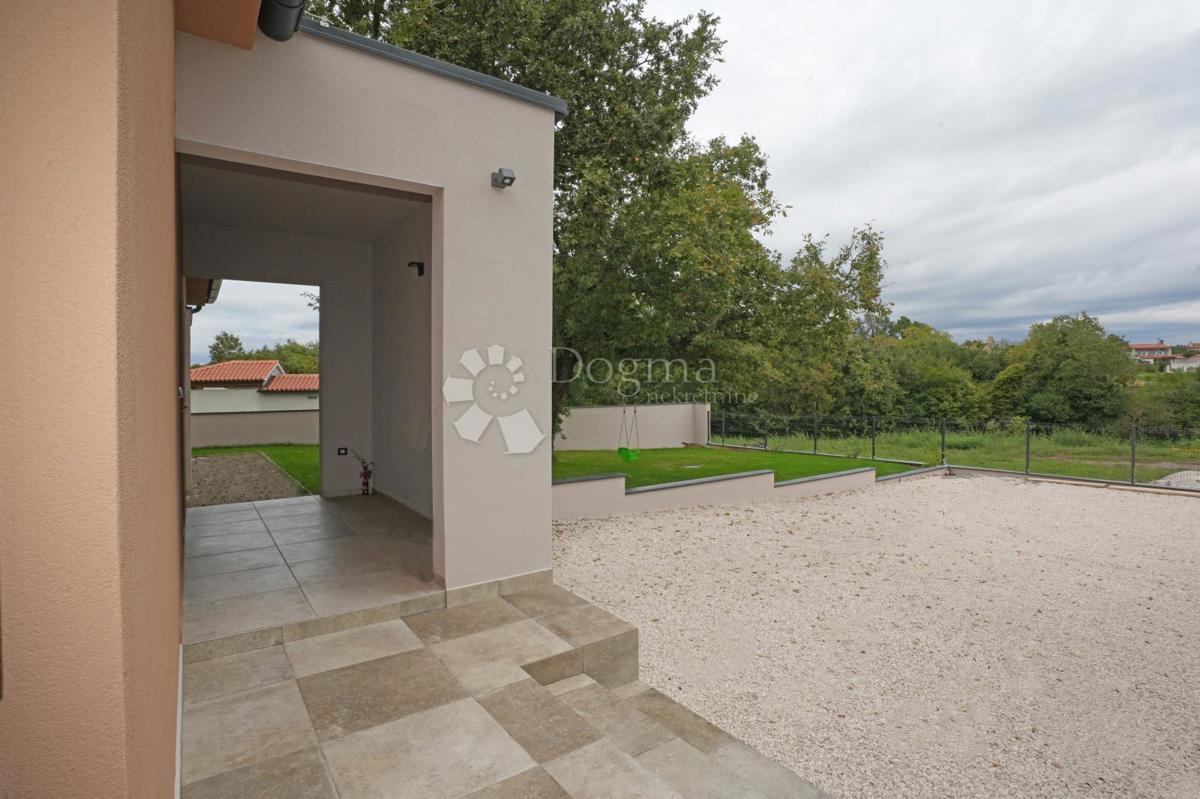 Moderna enonadstropna hiša z bazenom in popolno zasebnostjo Novogradnja, takoj vseljiva