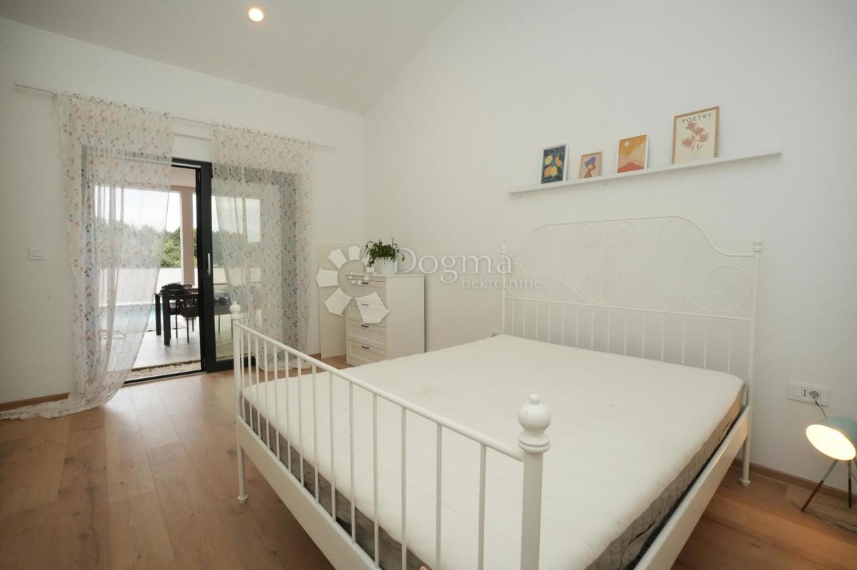 Moderna enonadstropna hiša z bazenom in popolno zasebnostjo Novogradnja, takoj vseljiva