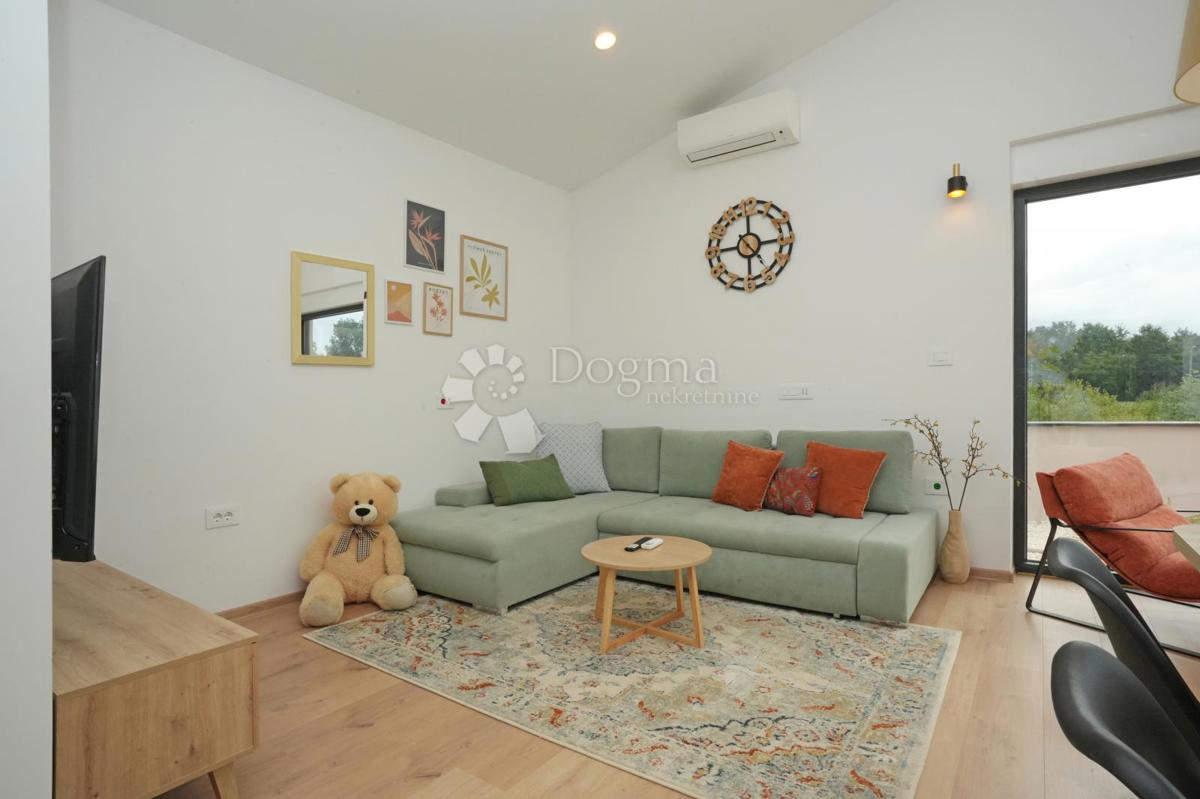 Moderna enonadstropna hiša z bazenom in popolno zasebnostjo Novogradnja, takoj vseljiva