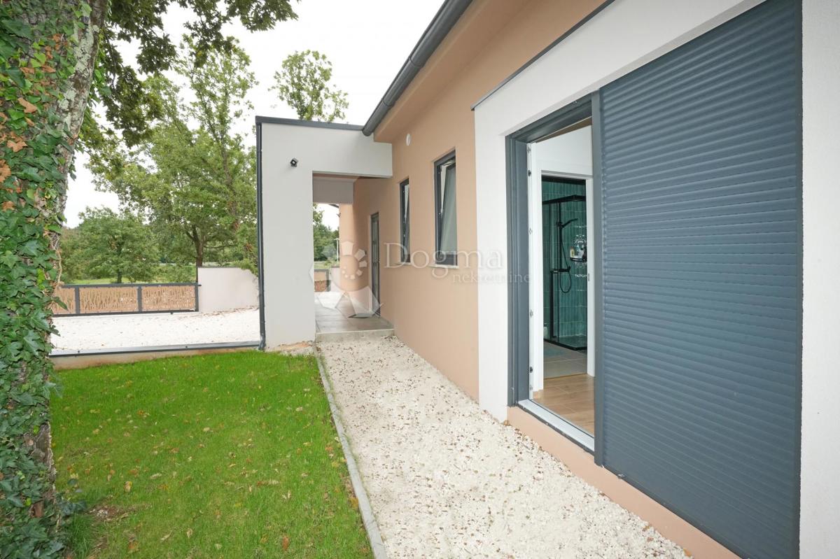 Moderna enonadstropna hiša z bazenom in popolno zasebnostjo Novogradnja, takoj vseljiva