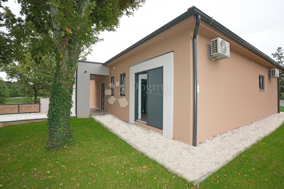 Moderna enonadstropna hiša z bazenom in popolno zasebnostjo Novogradnja, takoj vseljiva