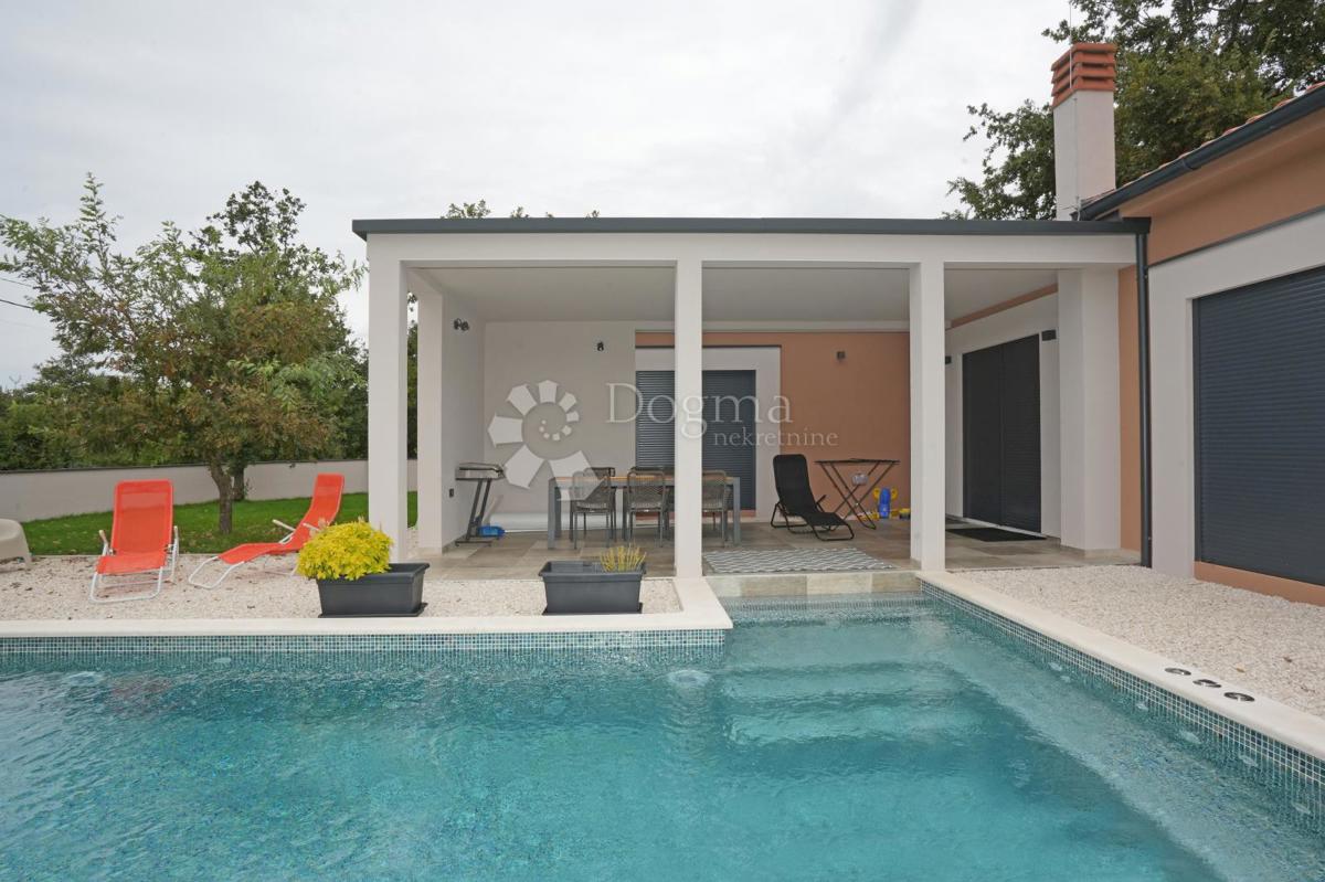 Moderna enonadstropna hiša z bazenom in popolno zasebnostjo Novogradnja, takoj vseljiva