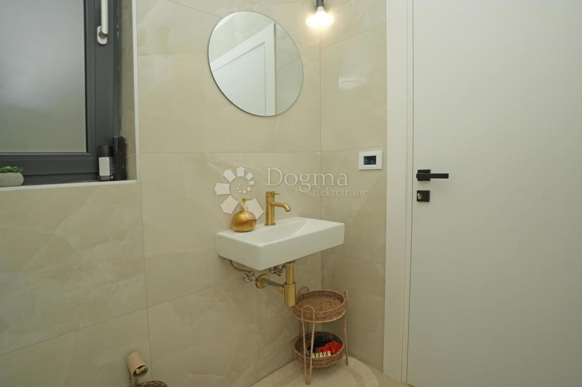 Moderna enonadstropna hiša z bazenom in popolno zasebnostjo Novogradnja, takoj vseljiva