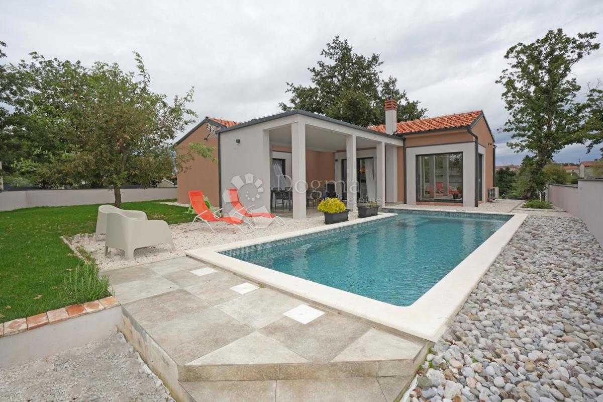 Moderna enonadstropna hiša z bazenom in popolno zasebnostjo Novogradnja, takoj vseljiva