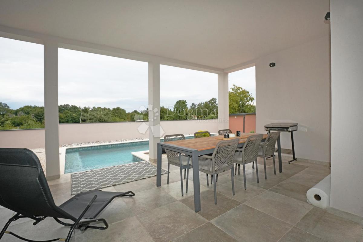 Moderna enonadstropna hiša z bazenom in popolno zasebnostjo Novogradnja, takoj vseljiva