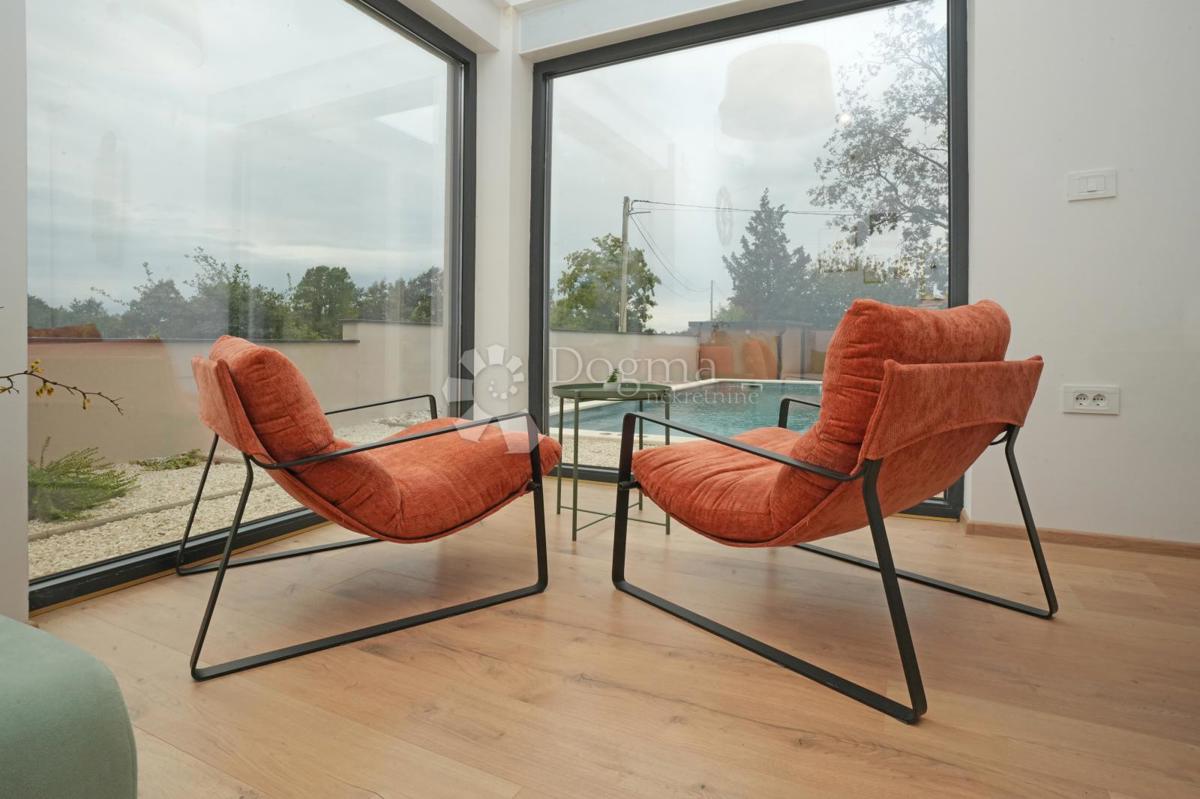 Moderna enonadstropna hiša z bazenom in popolno zasebnostjo Novogradnja, takoj vseljiva