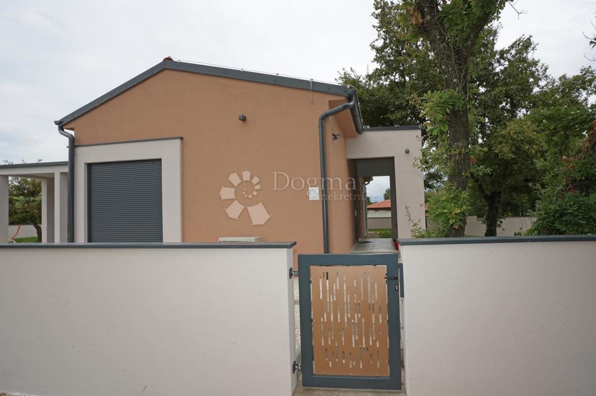 Moderna enonadstropna hiša z bazenom in popolno zasebnostjo Novogradnja, takoj vseljiva