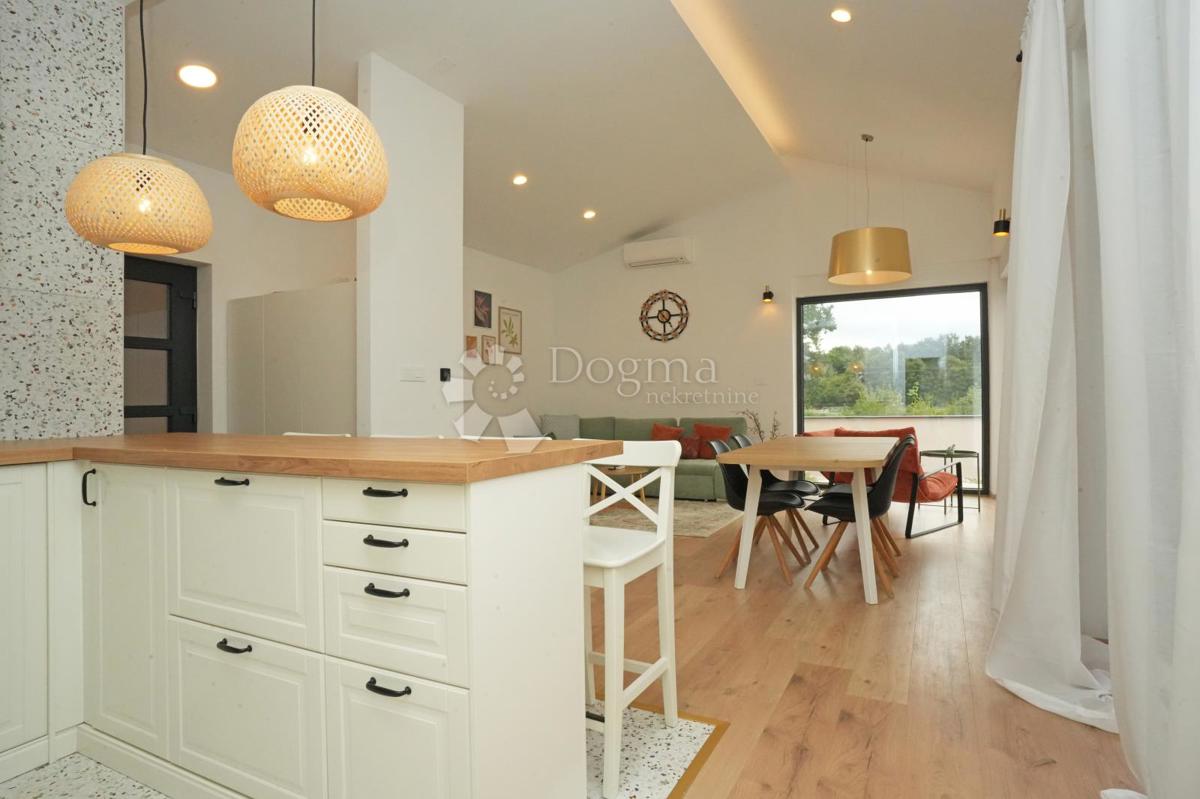 Moderna enonadstropna hiša z bazenom in popolno zasebnostjo Novogradnja, takoj vseljiva