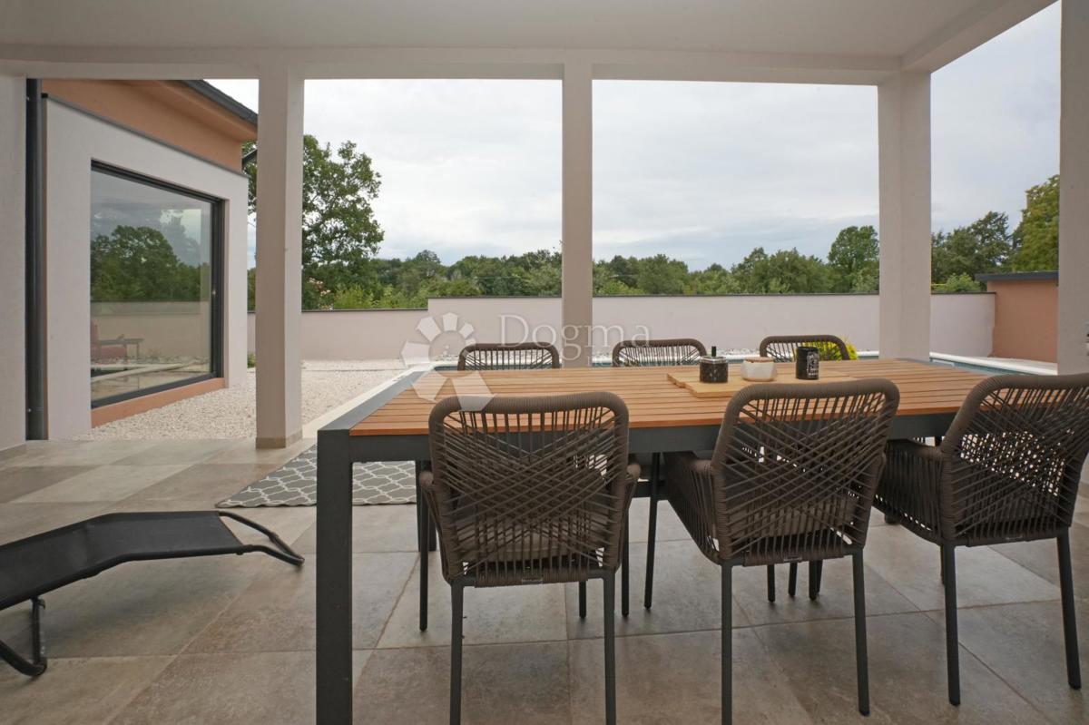 Moderna enonadstropna hiša z bazenom in popolno zasebnostjo Novogradnja, takoj vseljiva