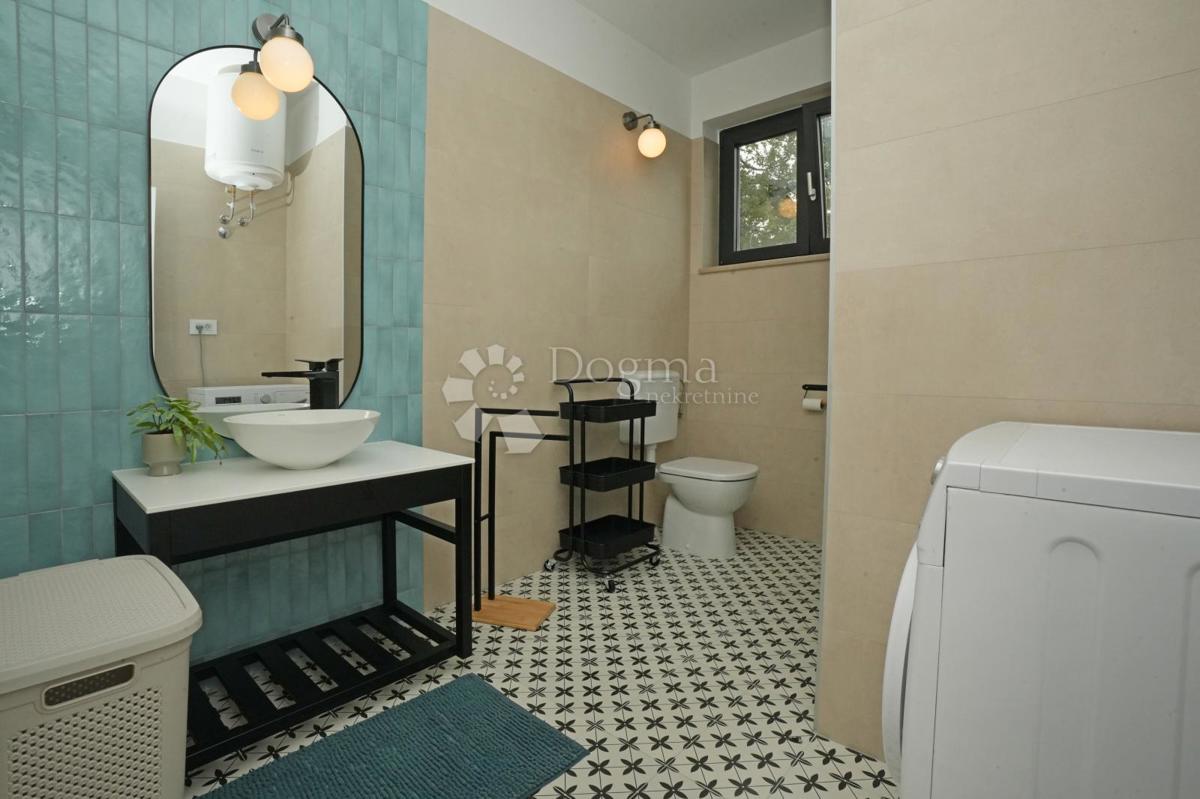 Moderna enonadstropna hiša z bazenom in popolno zasebnostjo Novogradnja, takoj vseljiva