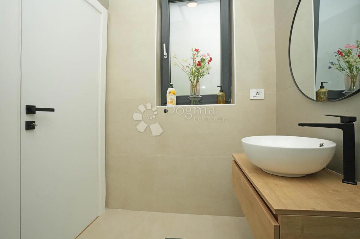 Moderna enonadstropna hiša z bazenom in popolno zasebnostjo Novogradnja, takoj vseljiva