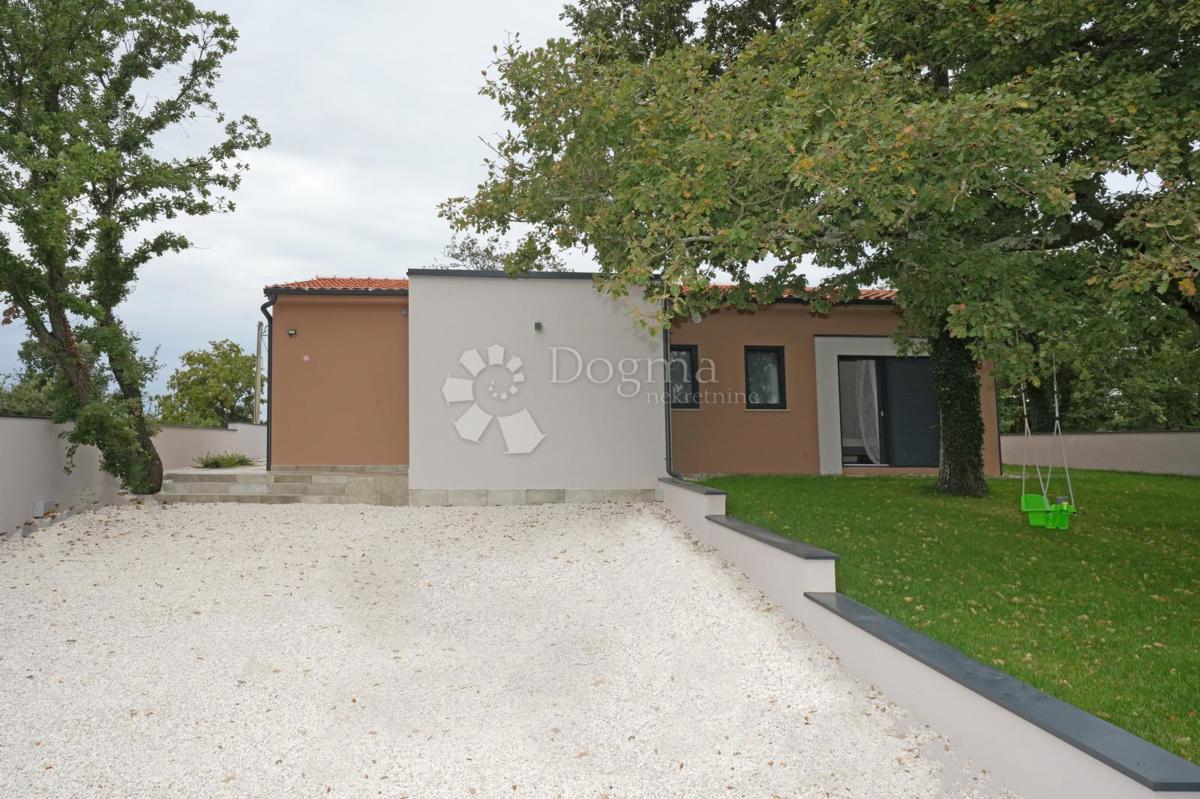 Moderna enonadstropna hiša z bazenom in popolno zasebnostjo Novogradnja, takoj vseljiva