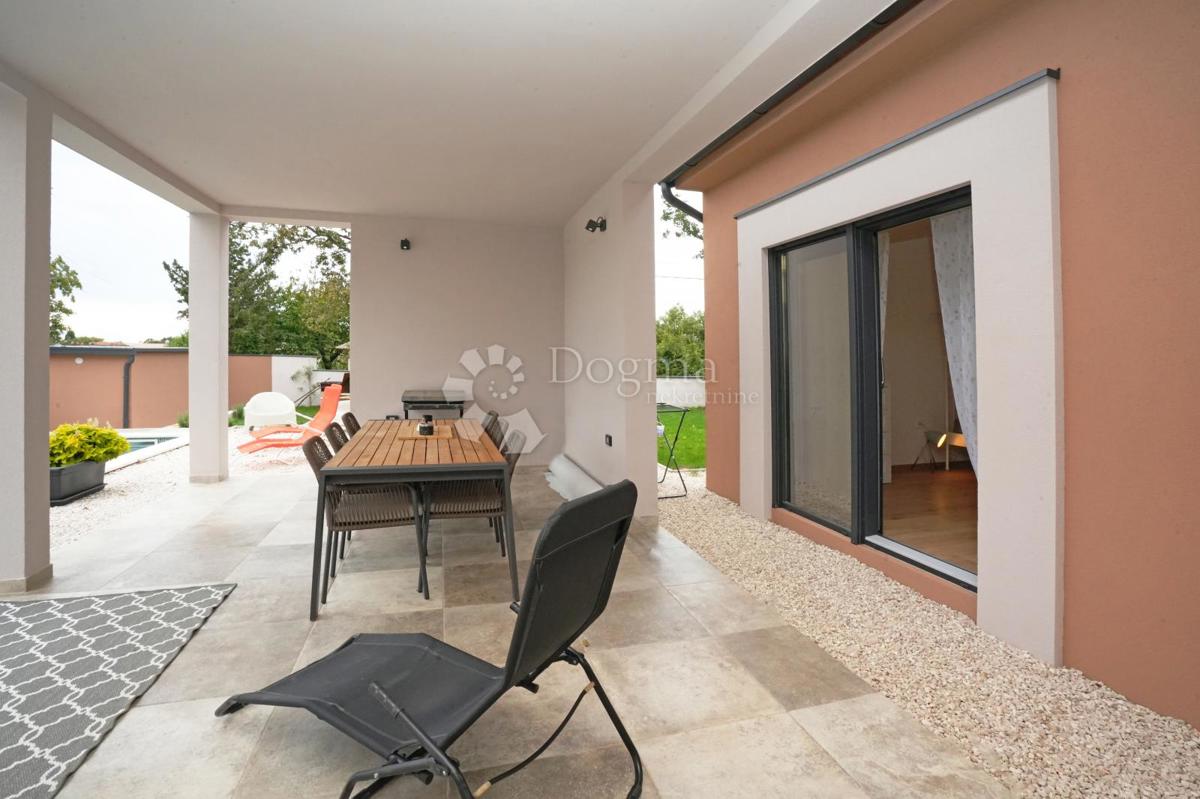 Moderna enonadstropna hiša z bazenom in popolno zasebnostjo Novogradnja, takoj vseljiva