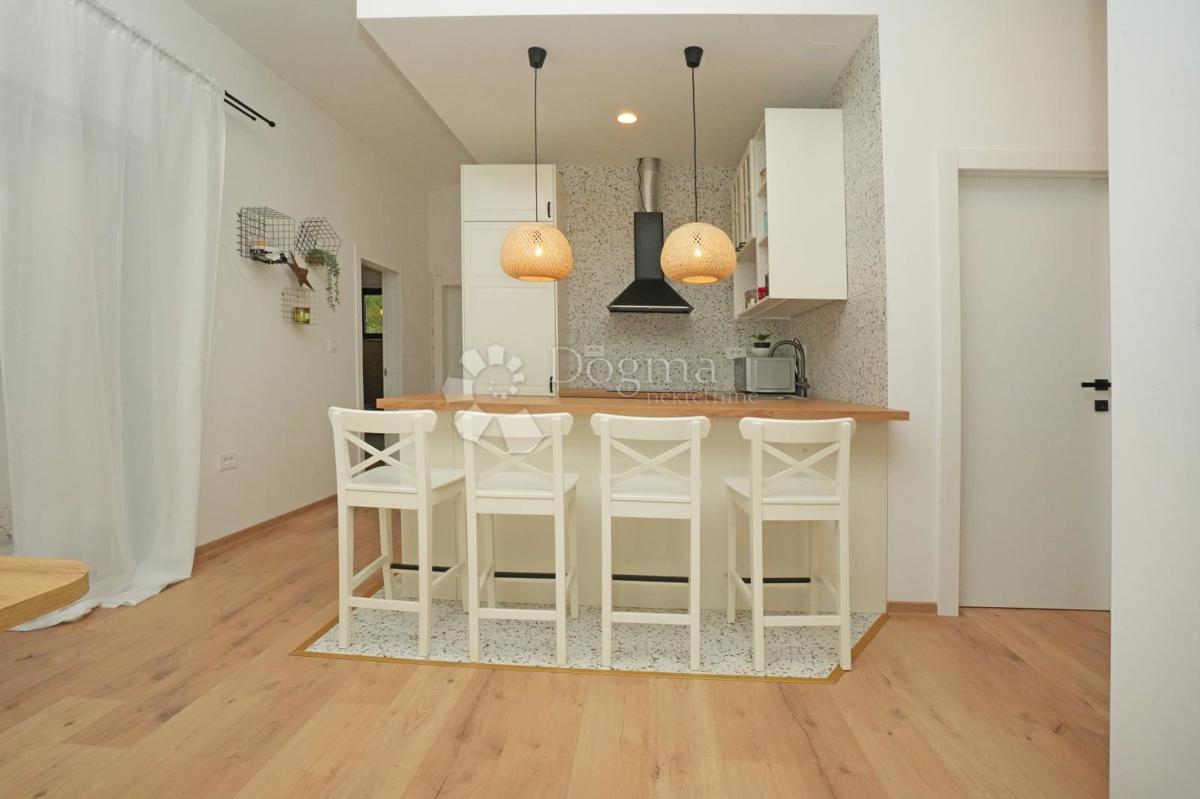 Moderna enonadstropna hiša z bazenom in popolno zasebnostjo Novogradnja, takoj vseljiva