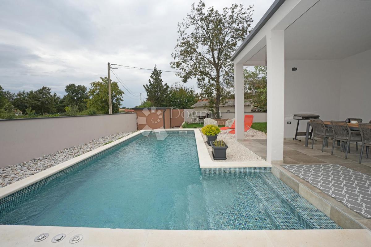 Moderna enonadstropna hiša z bazenom in popolno zasebnostjo Novogradnja, takoj vseljiva