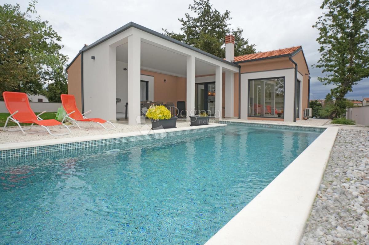 Moderna enonadstropna hiša z bazenom in popolno zasebnostjo Novogradnja, takoj vseljiva